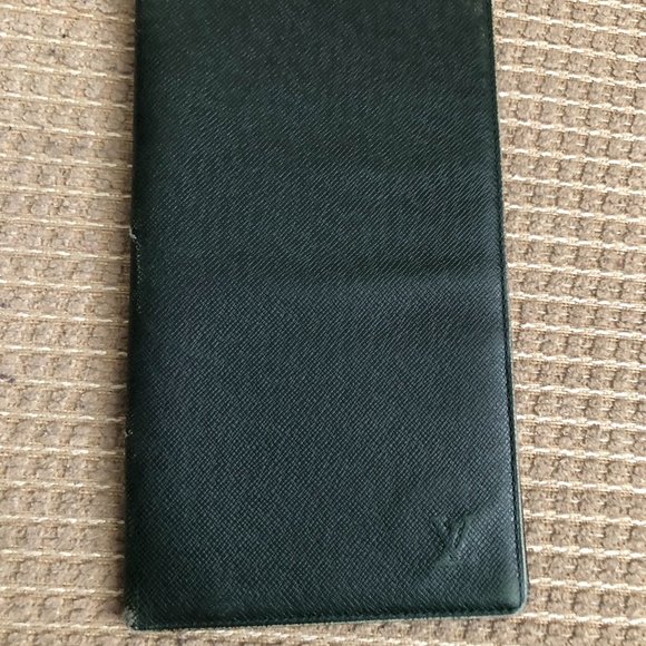 LV990 Vintage Taiga Leather Bifold Green Wallet. .